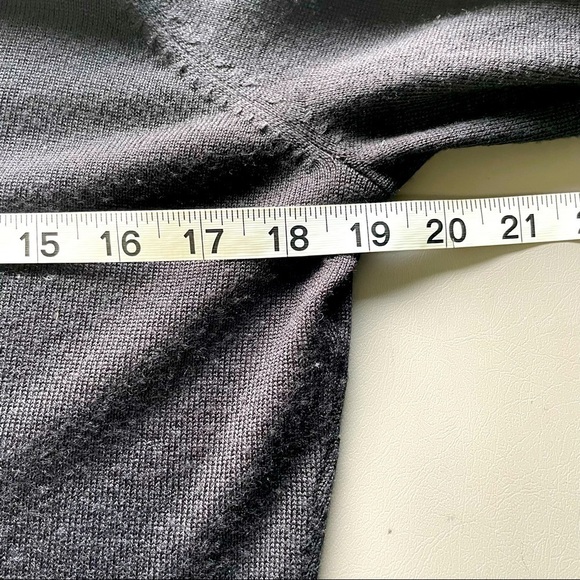 Tahari Black Tunic Sweater – Size Small, Ribbed Hem, Excellent Condition - Picture 10 of 11